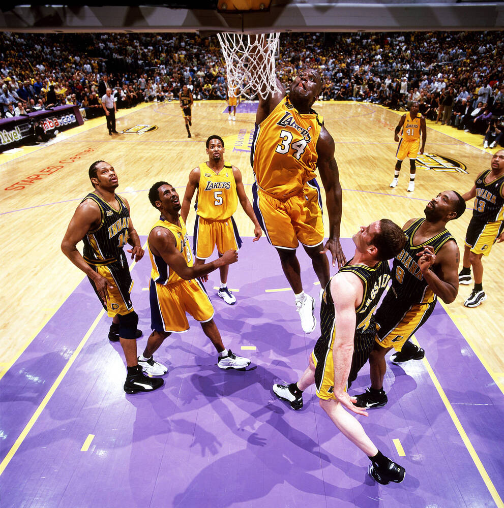 shaquille o'NealKarrierën e nisi me Orlando Magic në vitin 1992, por kulmin e arriti me Los Angeles Lakers, ku fitoi tre tituj kampioni radhazi (2000–2002) dhe u shpall MVP i finales në të gjitha ato sezone. Një tjetër titull e mori me Miami Heat në vitin 2006. Në vitin 2000, u shpall edhe MVP i sezonit të rregullt në NBA.

Pas përfundimit të karrierës në basketboll, Shaq ka ndërtuar një profil të jashtëzakonshëm si analist sportiv në emisionin "Inside the NBA" në TNT, ndërkohë që është edhe biznesmen i suksesshëm, aktor, producent muzikor dhe personalitet mediatik. Ai zotëron diploma të avancuara, përfshirë një doktoraturë në edukim (Ed.D.).

Shaquille O’Neal është i njohur jo vetëm për dominimin fizik dhe lojën spektakolare në fushë, por edhe për personalitetin karizmatik dhe humorin që e ka bërë të dashur për publikun në të gjithë botën.
